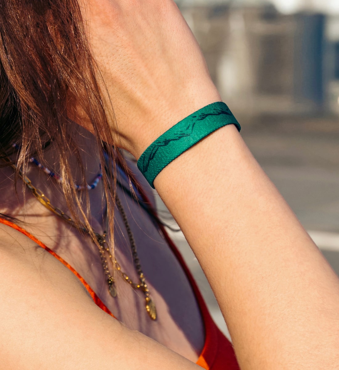 Elastisches Armband von Goodbands aus der "evergreen" Kollektion in Grüntönen mit Bergmuster, getragen von einer Frau, Nahaufnahme