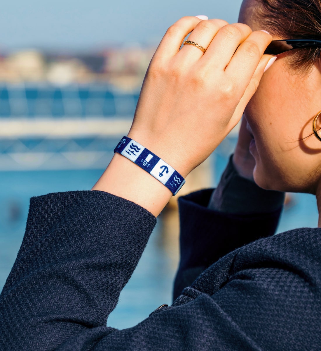 coastguard Armband Vorderseite in blau, weiß an einem Handgelenk