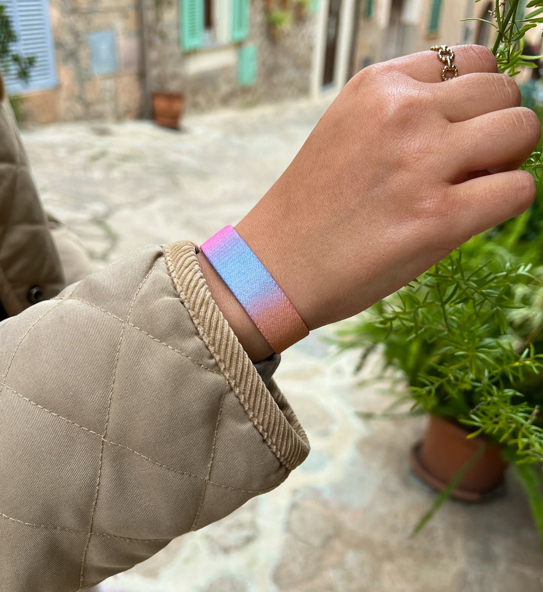 Elastisches Frauen-Armband von Goodbands aus der "happiness comes in waves" Kollektion in gedecktem blau/orange/lila, von einer jungen Frau getragen