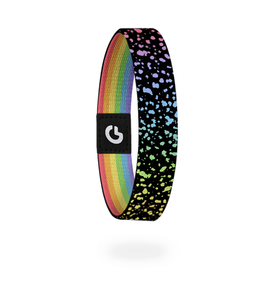 be yourself Armband Rueckseite mit gleichnamigen Schriftzug in weiß auf einem schwazen Band mit den Regenbogenfarben als Farbkleckse