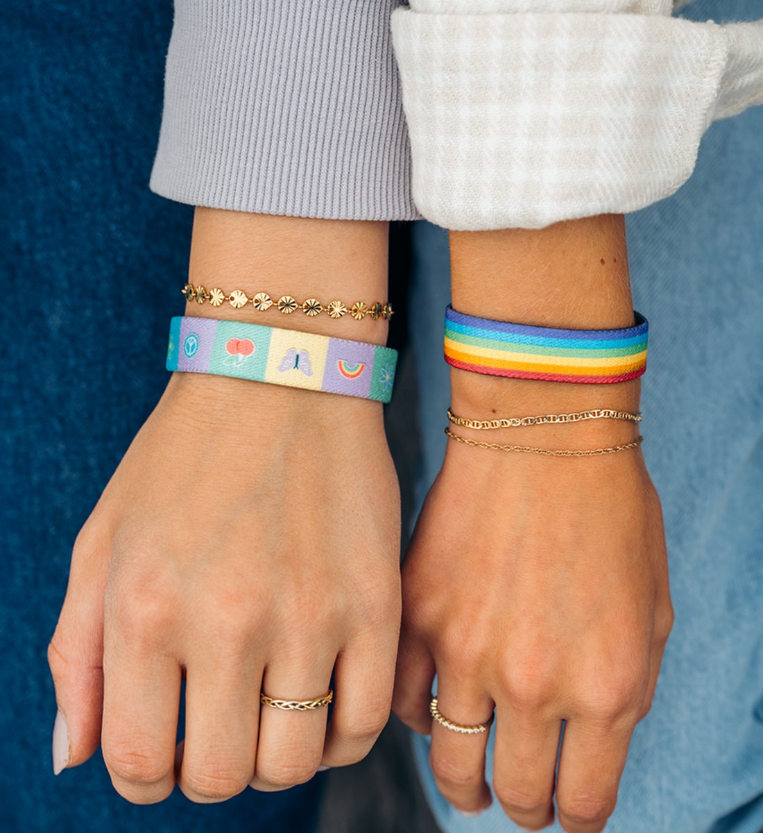 be yourself und side by side Armband nebeneinander am Handgelenk