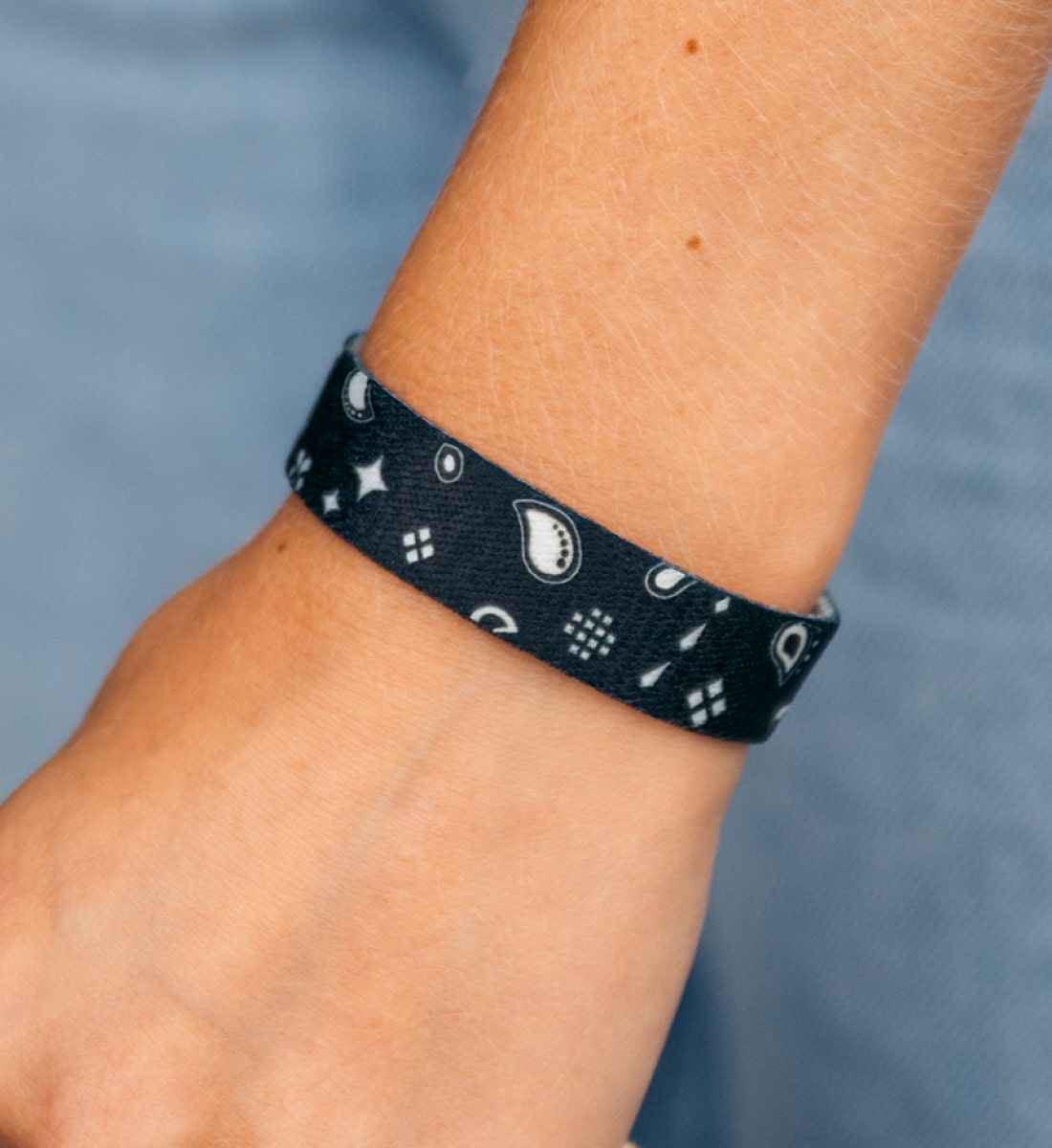 Equality Armband in schwarz-weiß Optik mit Paisley Muster gettagen von einer Frau mit Skateboard in der Hand