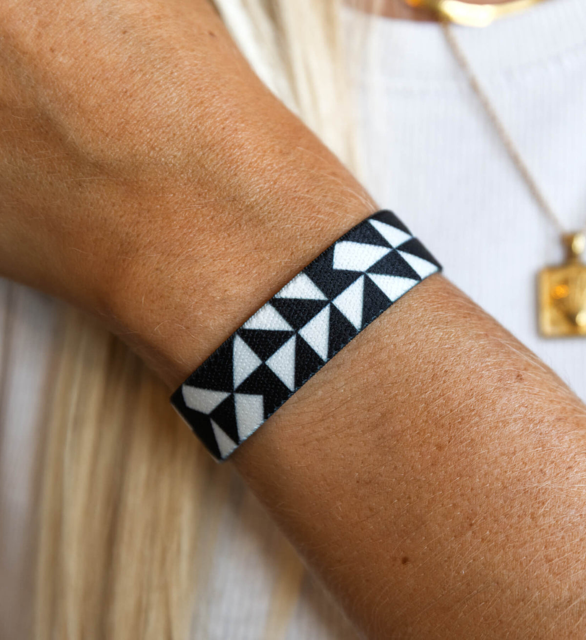 Timeless Armband von Goodbands in weiß-schwarzem Muster, Nahaufnahme am Handgelenk