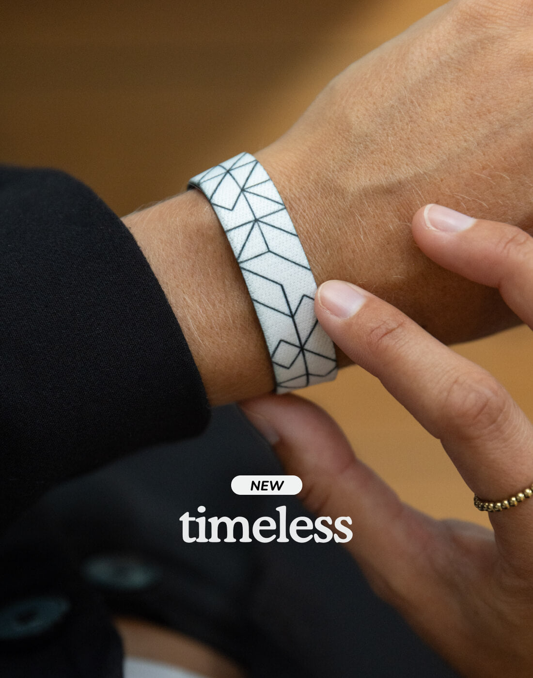 Timeless Armband von Goodbands in weiß-schwarzem Muster, Nahaufnahme am Handgelenk