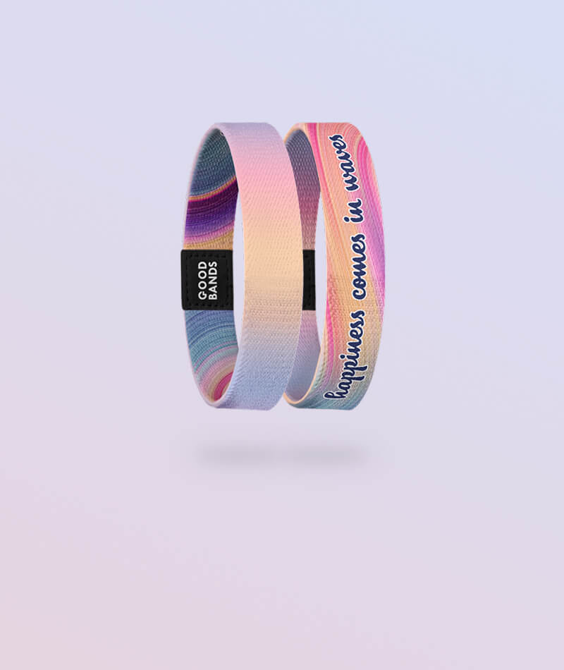Elastisches Armband von Goodbands aus der "happiness comes in waves" Kollektion in orange, rot und blau, freigestellte Innen- und Außenseite vor hellem Hintergrund