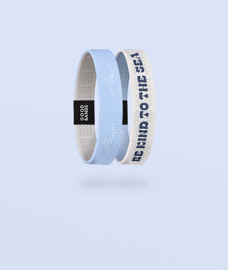 Elastisches Armband von Goodbands aus der "be kind to the sea" Kollektion in hellblau mit Wellenmuster, freigestellte Innen- und Außenseite vor hellblauem Hintergrund