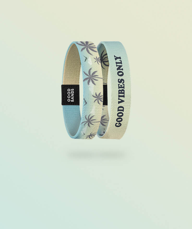 Elastisches Armband von Goodbands aus der "good vibes only" Kollektion in türkis-beige mit Palmenmuster, freigestellte Innen- und Außenseite vor hellem Hintergrund