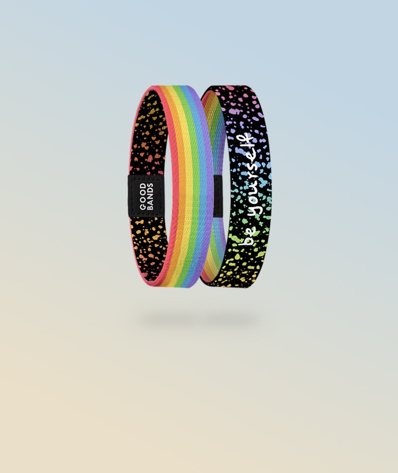 Elastisches Armband von Goodbands aus der "be yourself" Kollektion in Regenbogenfarben mit Pride-Flagge, freigestellte Innen- und Außenseite vor hellem Hintergrund