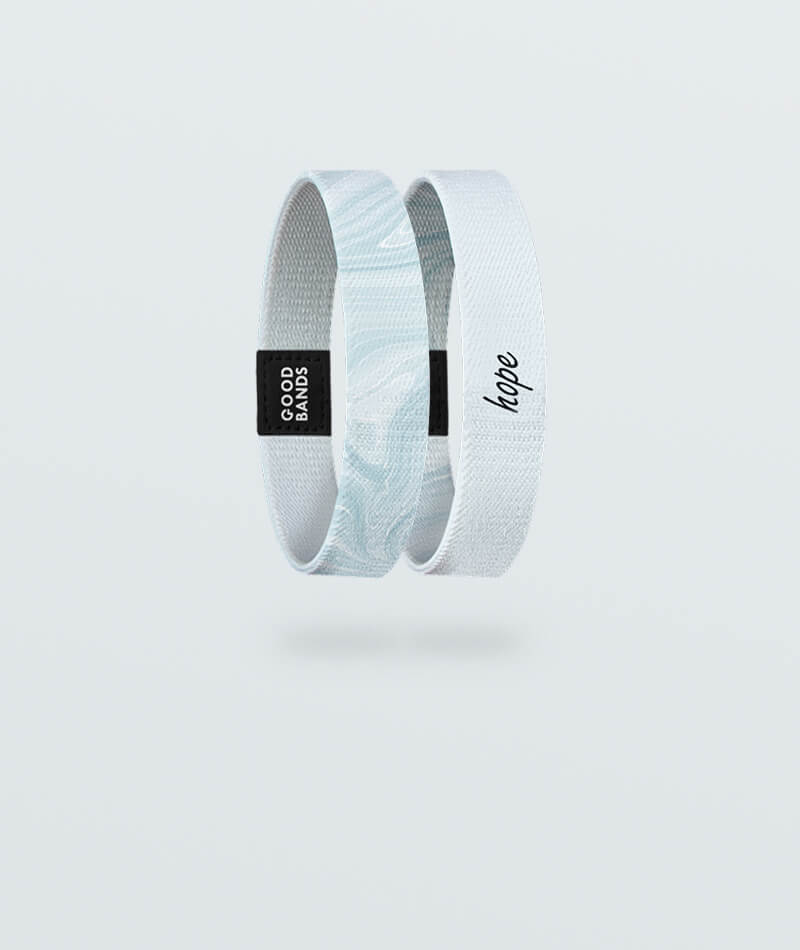 Elastisches Armband von Goodbands aus der "hope" Kollektion in hellem grau-blau mit Marmormuster, freigestellte Innen- und Außenseite vor hellblauem Hintergrund