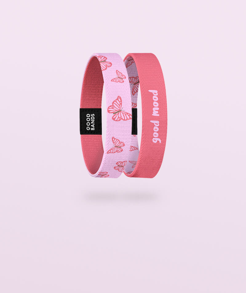 Elastisches Armband von Goodbands aus der "good mood" Kollektion in rosa-rot mit Schmetterlingsmuster und Schriftzug, freigestellte Innen- und Außenseite vor hellem Hintergrund