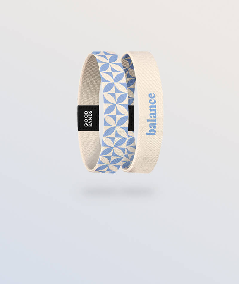 Elastisches Armband von Goodbands aus der "balance" Kollektion in blau / creme mit mediterranem Muster und "balance" Schriftzug, freigestellte Innen- und Außenseite vor hellem Hintergrund