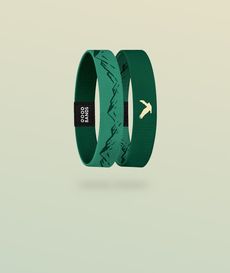 Elastisches Armband von Goodbands aus der "evergreen" Kollektion in Grüntönen mit gelb-goldenem Akzent, freigestellte Innen- und Außenseite vor hellem Hintergrund
