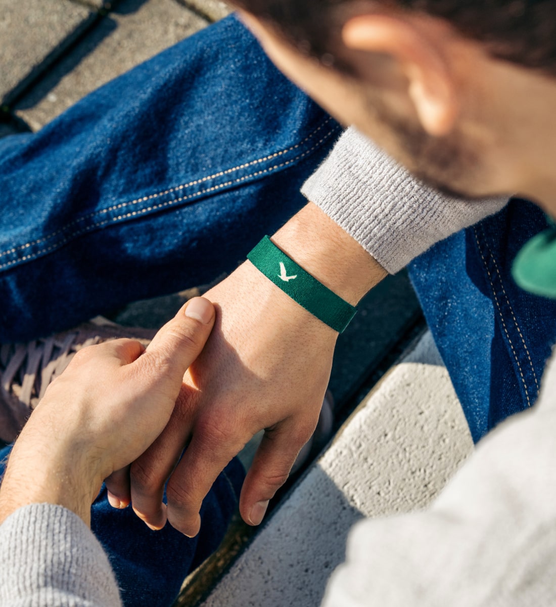 Elastisches Armband von Goodbands aus der "evergreen" Kollektion in Grüntönen mit dezentem goldenem Adler-Symbol, getragen am Handgelenk