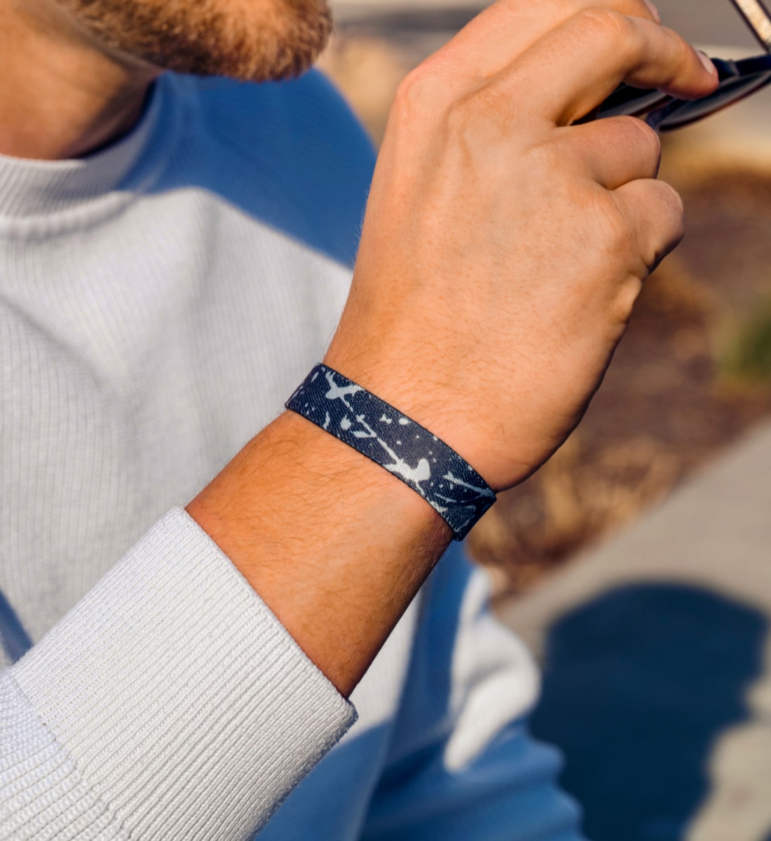 Elastisches Stoff-Armband von Goodbands aus der "humble" Kollektion in Grautönen mit Grunge-Muster, getragen von einem Mann