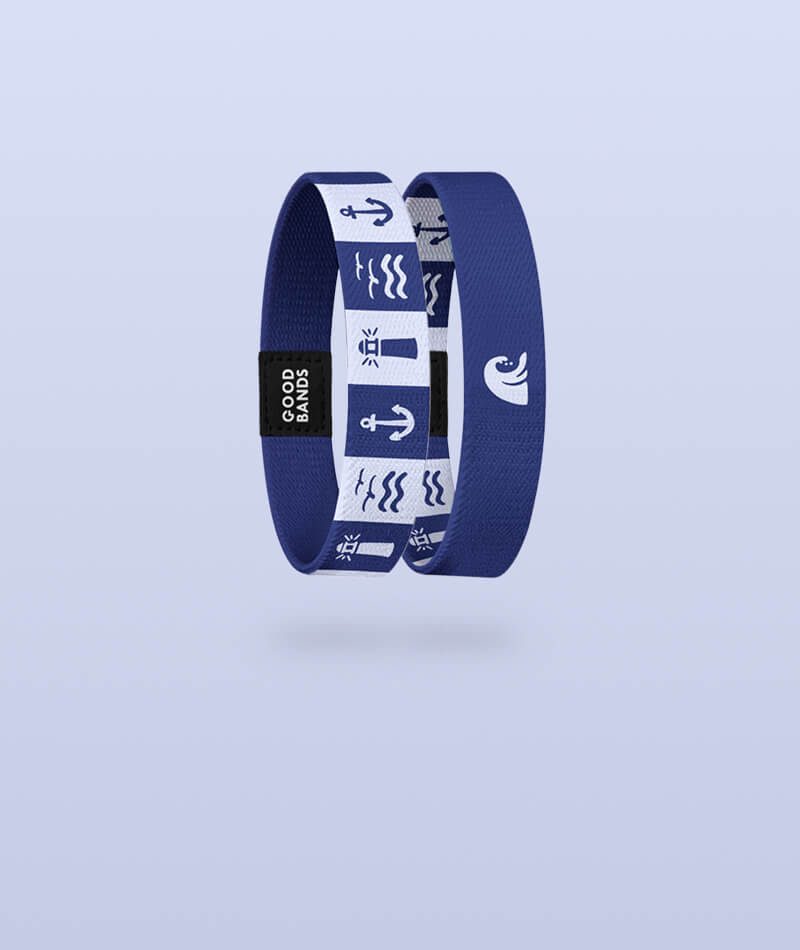 Elastisches Armband von Goodbands aus der "coastguard" Kollektion in dunkelblau mit nautischen Symbolen, freigestellte Innen- und Außenseite vor hellblauem Hintergrund