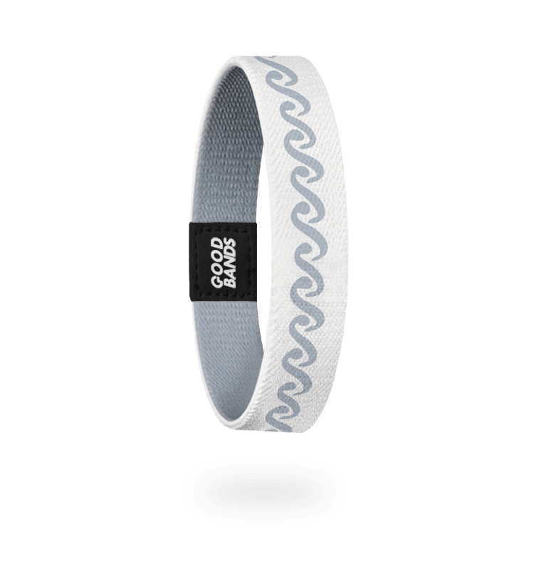 Elastisches Armband von Goodbands in Weiß mit hellblauem Wellenmuster aus der „airwaves“-Kollektion, gefertigt aus recyceltem Material.