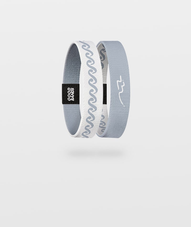 Elastisches Armband von Goodbands aus der "airwaves" Kollektion in grau-blau mit skandinavischem Muster und Schwingungs-Symbol, freigestellte Innen- und Außenseite vor hellem Hintergrund