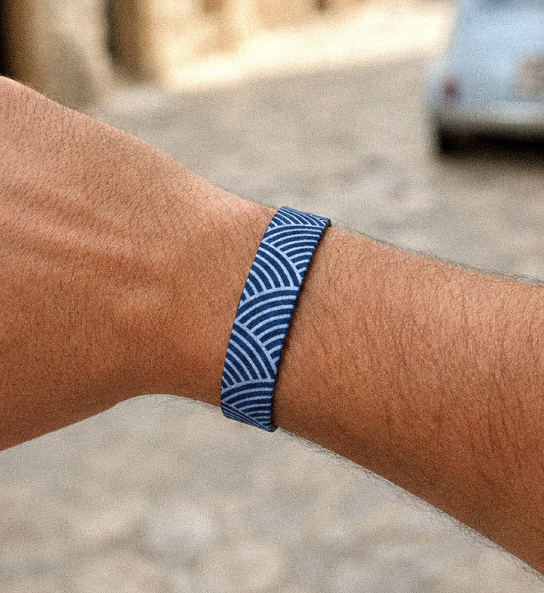 just a blue pattern Armband von Goodbands mit blauem Wellenmuster, am Handgelenk getragen