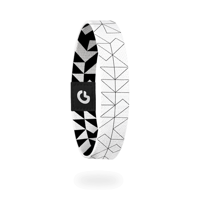 timeless - elastisches Stoffarmband in schwarz und weiß mit geometrischem Muster und Streifen, freigestellte Außenseite