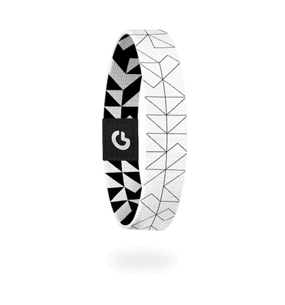 timeless - elastisches Stoffarmband in schwarz und weiß mit geometrischem Muster und Streifen, freigestellte Außenseite