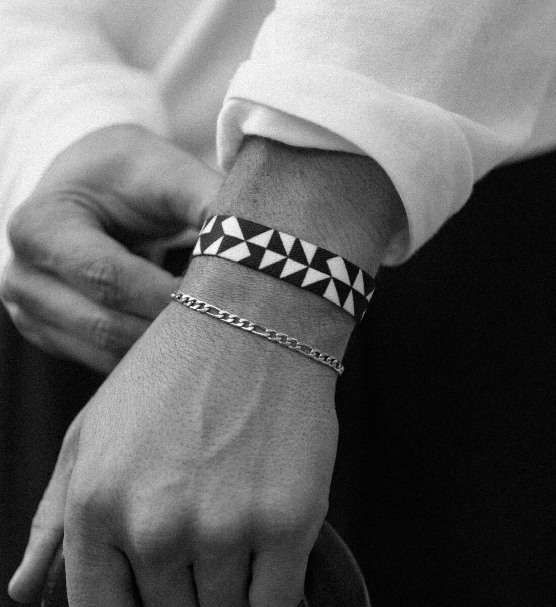 Timeless Armband von Goodbands in weiß-schwarzem Muster, Nahaufnahme am Handgelenk