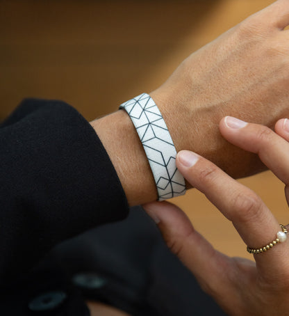 Timeless Armband von Goodbands in weiß mit schwarzen Muster, Nahaufnahme am Handgelenk