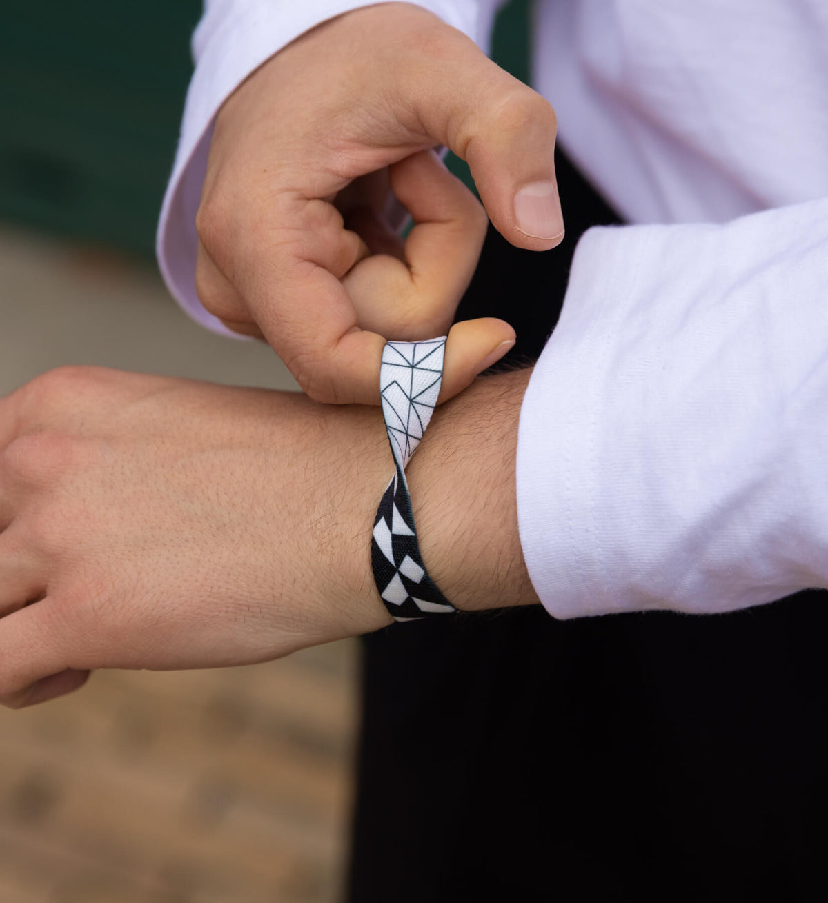 Timeless Armband von Goodbands in schwarz-weißem Muster, Nahaufnahme am Handgelenk